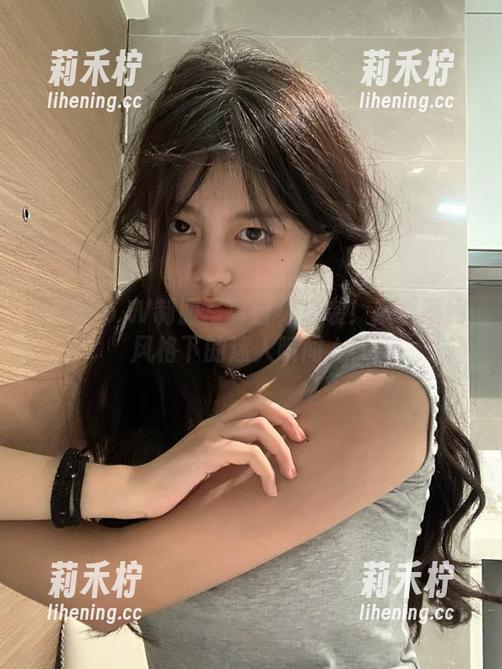 Kuuko W Kuuko W制服写真合集来袭!观看不同风格下的迷人瞬间.txt